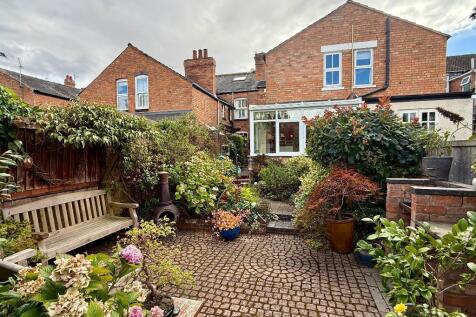 Low maintenance pretty garden