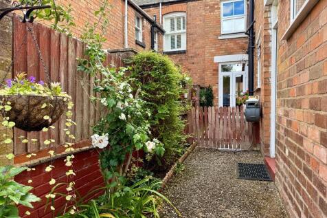Side access to garden, outside hose