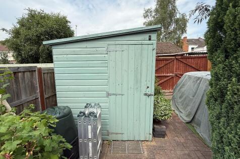 Large garden shed in rear garden