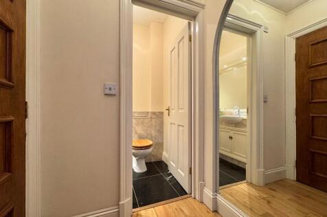 Entrance hall with cloakroom