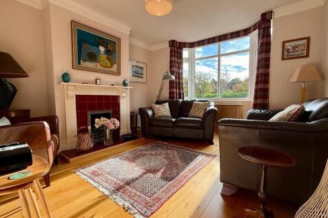 Front sitting room with bay window