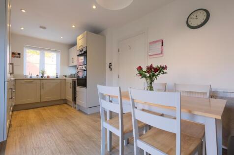 Eat in kitchen/breakfast room