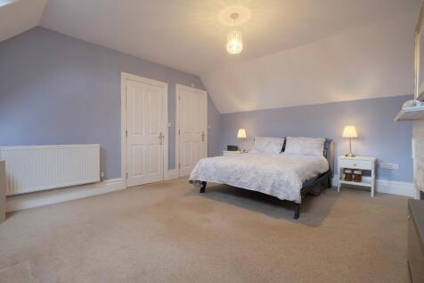 Bed 1 with ensuite shower room