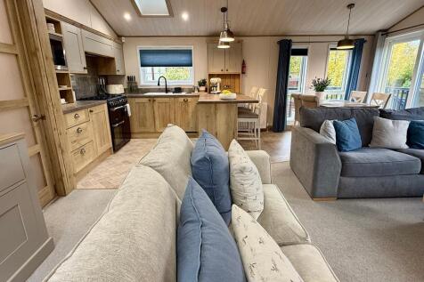 Fully fitted kitchen &amp; dining area