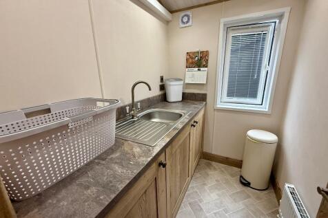Handy utility room, with washing machine