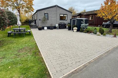 9 Otters Run, generous driveway