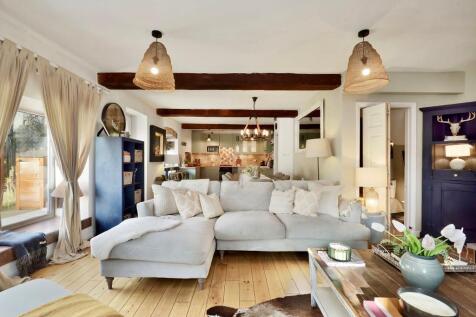 Sitting room, dining table &amp; kitchen