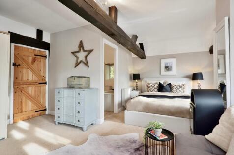 Beautiful main bedroom with ensuite