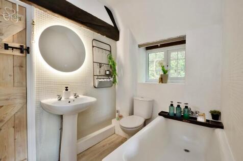 Ensuite bathroom to bedroom 1