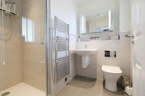 En suite shower room (main bedroom)