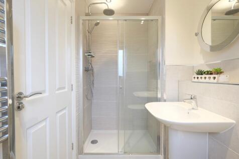 En suite shower (Bedroom 2)