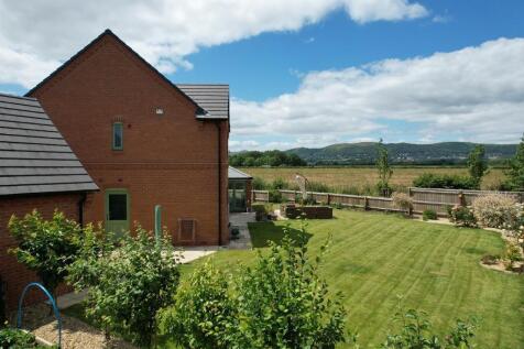 Great corner plot with views