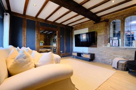 Sitting room with plentiful features