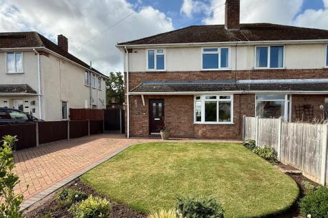 Front of house &amp; side access to garden