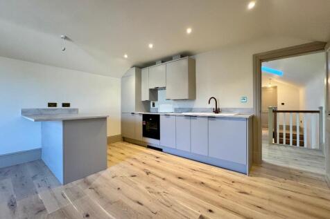 Bespoke kitchen with breakfast peninsula