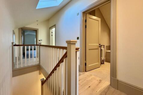 Landing (outside the bathroom)