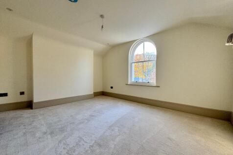 Double bedroom with fitted carpet