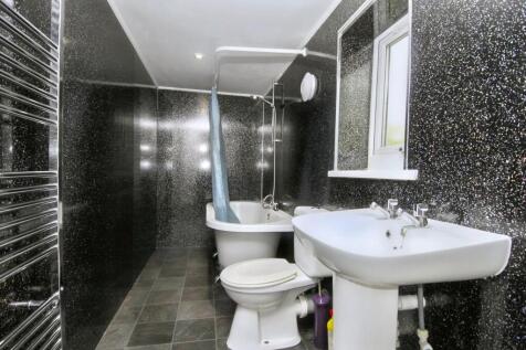 6 lockyer f2 bathroom.jpeg