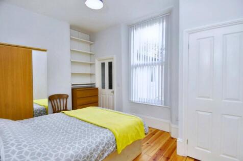 6 lockyer f2 bedroom.jpeg