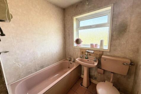hollycroft bathroom.JPG