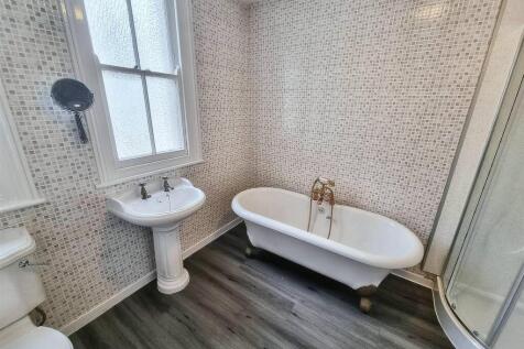 28 BA BATHROOM.jpeg