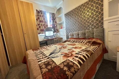 bedroom 2 desborough.jpeg