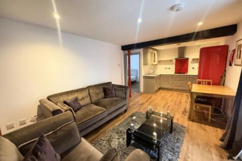 flat 2 v lounge.JPG