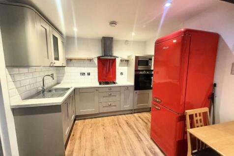 flat 2 v kitchen.JPG