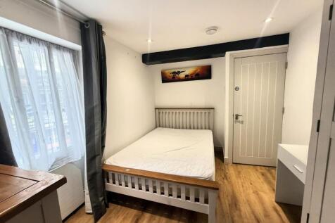 flat 2 v bedroom 2 .JPG