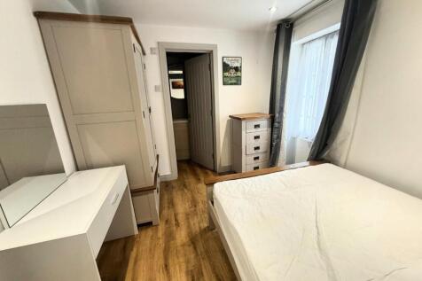 flat 2 v bedroom .JPG