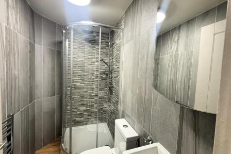 flat 2 v bathroom.JPG