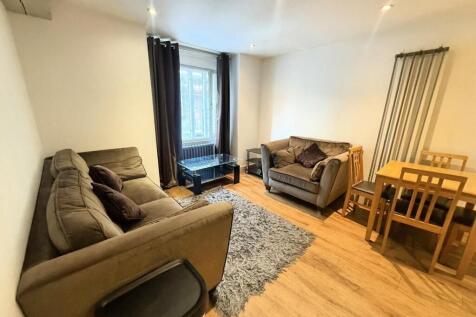 flat 1 v lounge.JPG