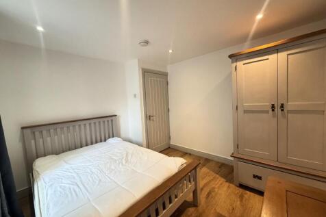flat 1 v bedroom 2 .JPG
