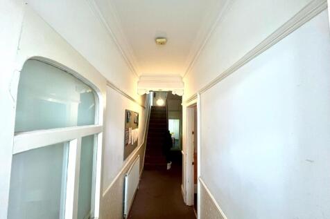 33 Hamilton gardens hallway shot.jpg