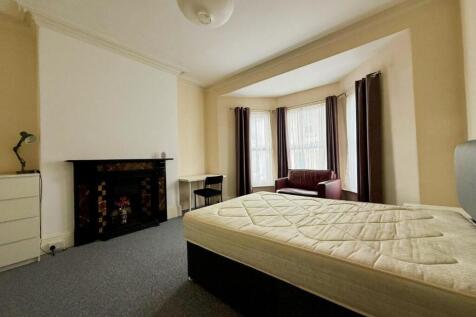 25 Wake Street Room 1.JPG