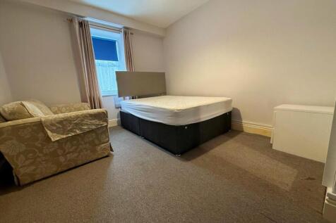 25 Wake Street Room 2.JPG