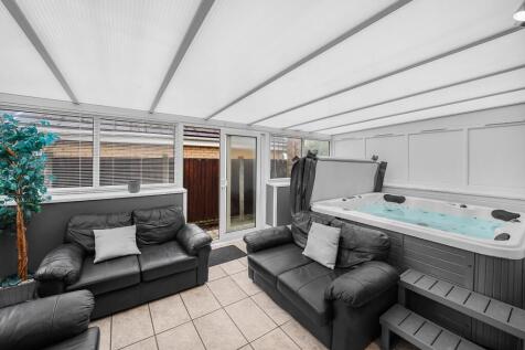 Garden Room with Hot Tub