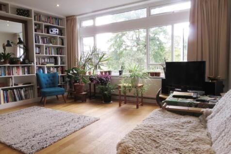 Lounge 1.JPG