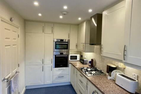 Kitchen 2 .JPEG