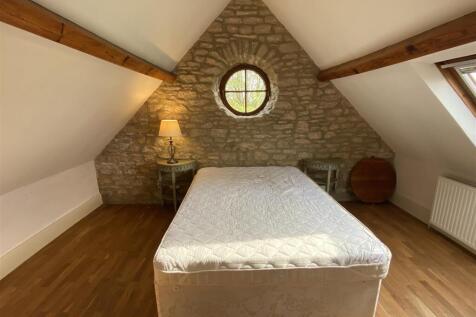 Bedroom (1).JPG