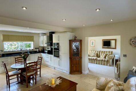 kitchen thro to Sitting Room.JPEG