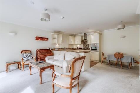Sitting / Dining Area