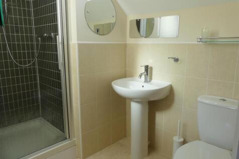 EN-SUITE SHOWER ROOM