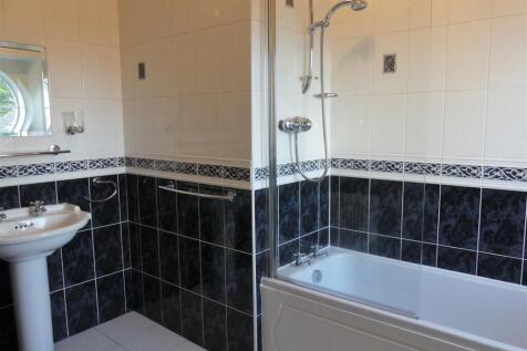 EN-SUITE BATHROOM