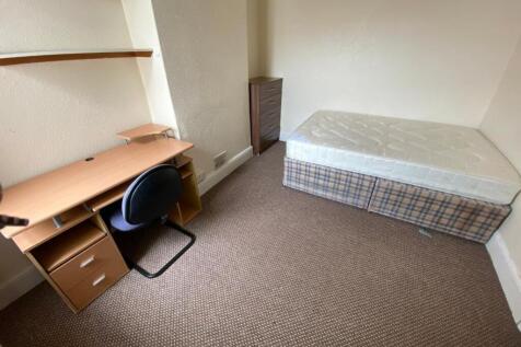 First Floor Middle Bedroom