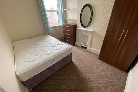 First Floor Middle Bedroom
