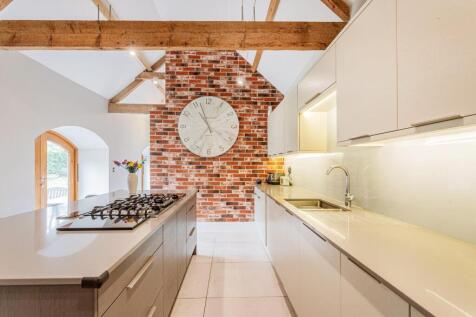 L-Shaped Kitchen/Breakfast Room