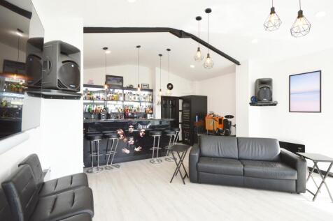 Pool/Bar/Entertainmnet