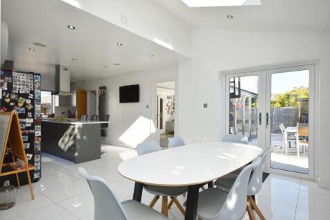L-Shaped Kitchen/Dining/Family Room