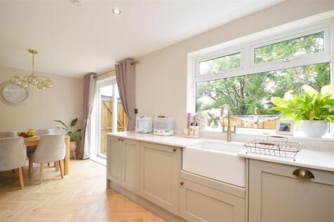 Kitchen / Dining Area